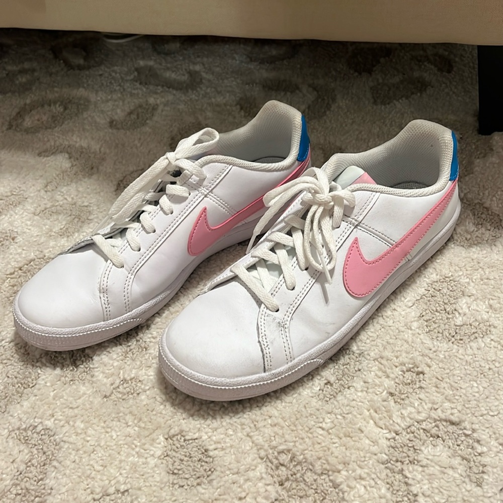 Nike women’s sneakers